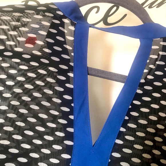 Pretty blue top - Picture 3 of 5